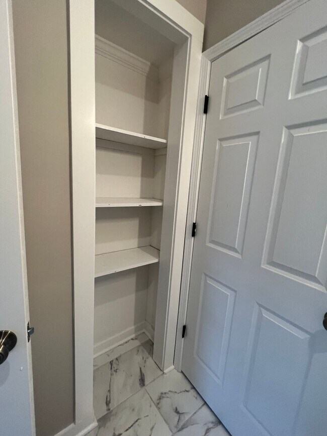 Building Photo - Cute corner lot available for August move-in