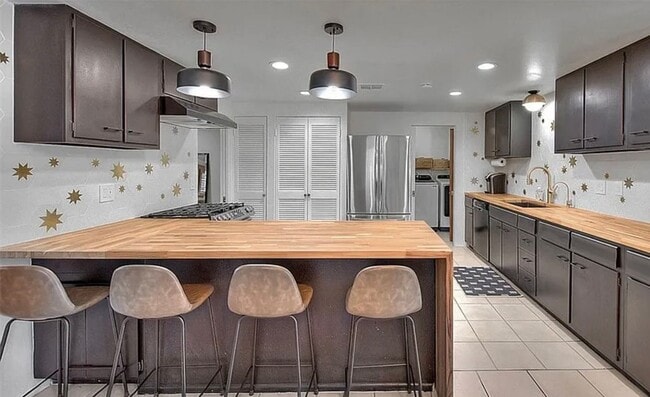 Building Photo - Stylish Palm Springs Home with Indoor-Outdoor Living