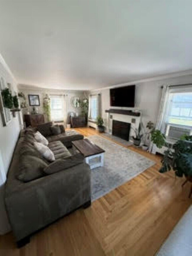 Building Photo - 40 Platts Ave
