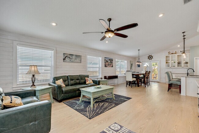 Building Photo - 405 2nd St
