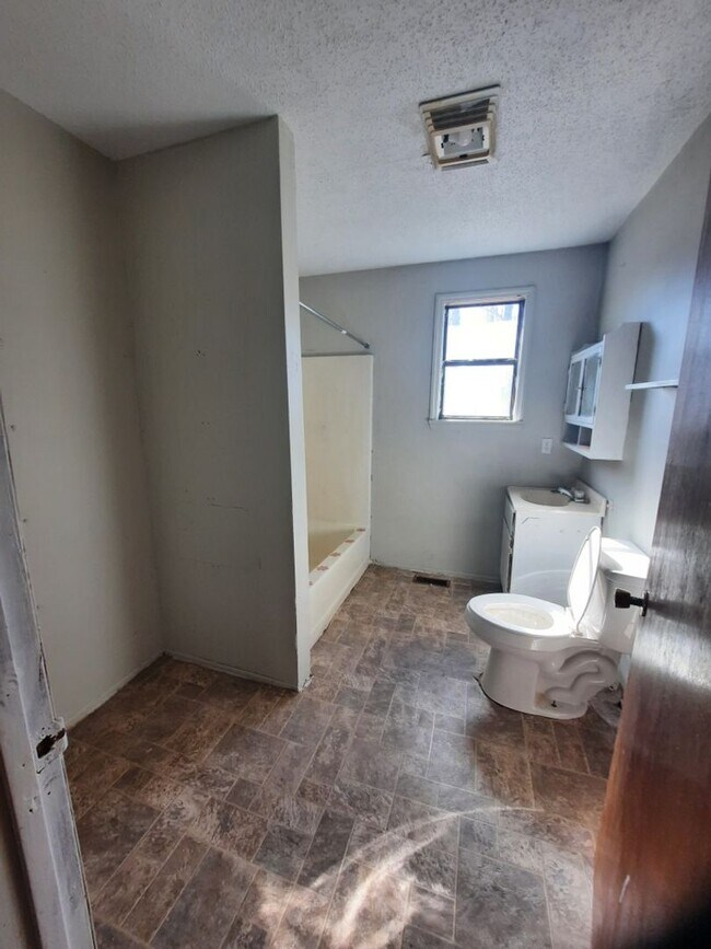 Building Photo - $1,700 - 2 Bedroom, 1.5 Bathroom Unfurnished House with Bonus Room in Sylva, Very Close to WCU