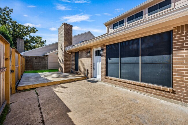 Building Photo - 13852 Hollowgreen Dr