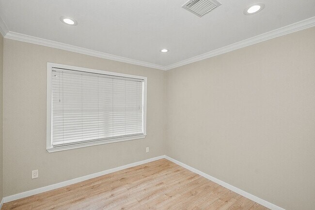Building Photo - 5037 W 43rd St