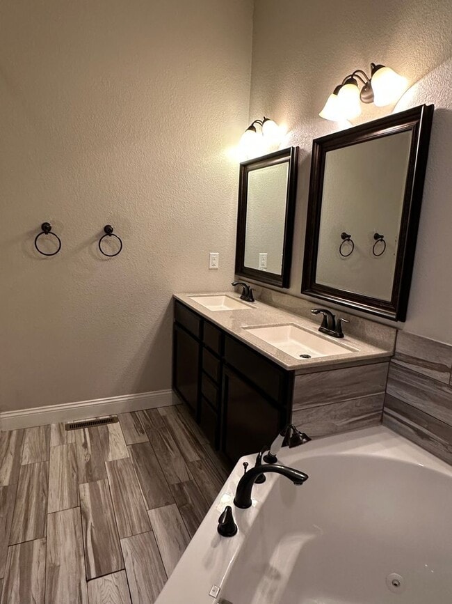 Building Photo - 4 Bedroom 3 Bath 2 Stall Garage in Waynesv...