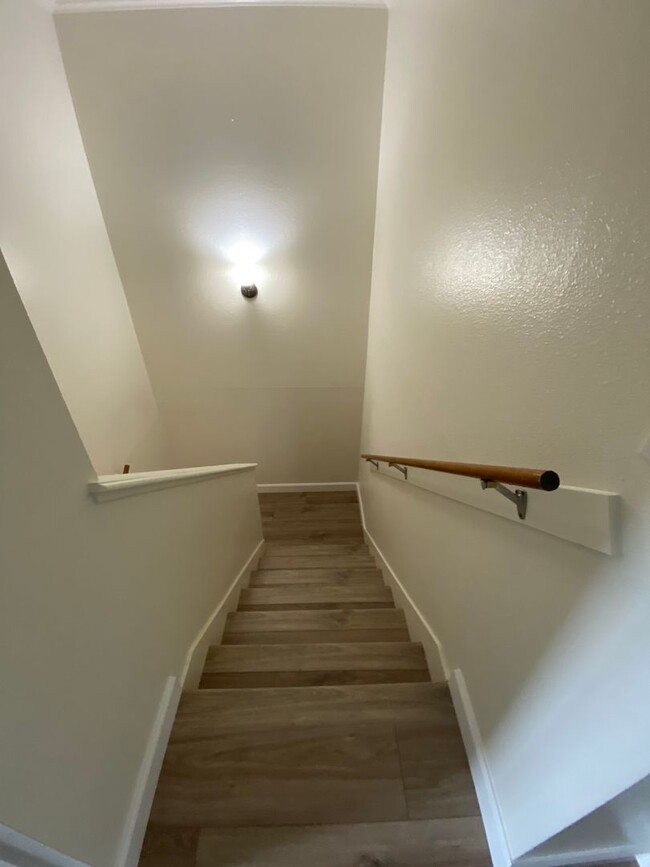 Building Photo - Tastefully Renovated Townhouse Available t...