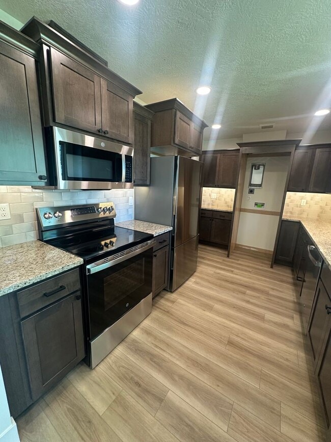 Building Photo - Style and Class....2 Bedroom, 1 bath , 1 C...