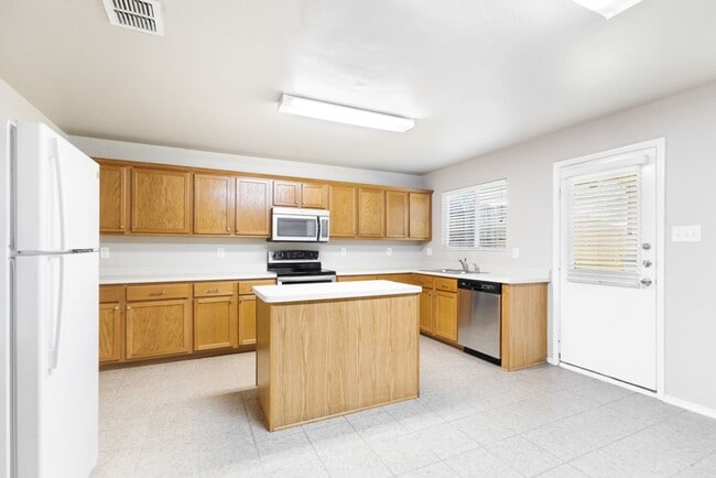 Building Photo - Well-Maintained 3-Bedroom Home – Ideal for Students & Professionals!