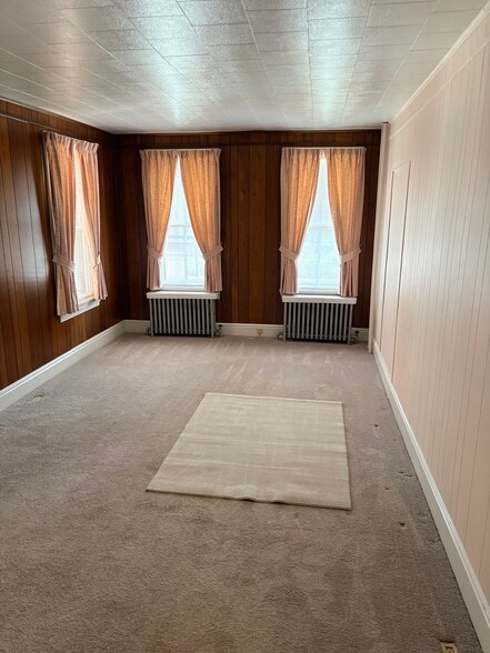 Spacious living room - 330 E Philadelphia Ave