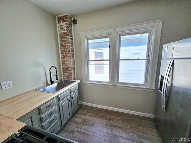 Building Photo - 891 Richmond Ave