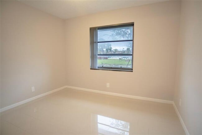Building Photo - 416 Lakeside Dr