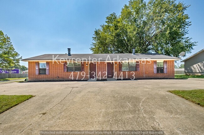 Building Photo - Cozy 2 Bedroom Duplex with Fireplace & Spacious Backyard!