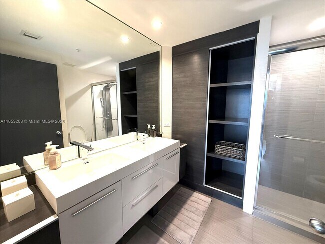 Building Photo - 801 Brickell Key Blvd