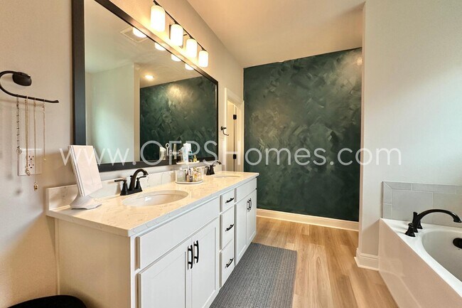 Building Photo - 4601 Jayhawk Dr