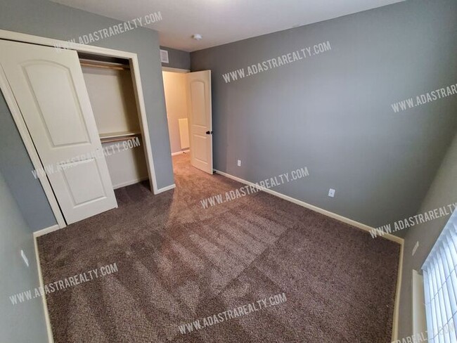 Building Photo - Beautiful and Spacious Olathe Townhome-Ava...