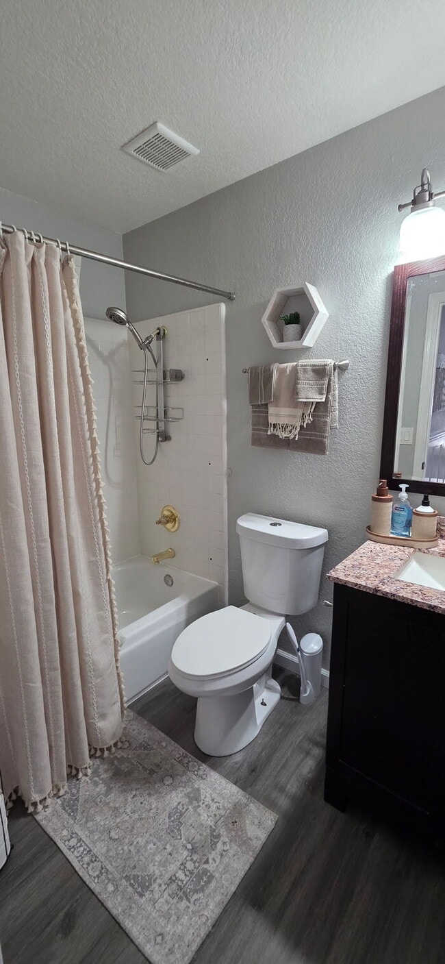 Building Photo - Beautiful Tracy 4 Bedroom 3 Bathroom Home
