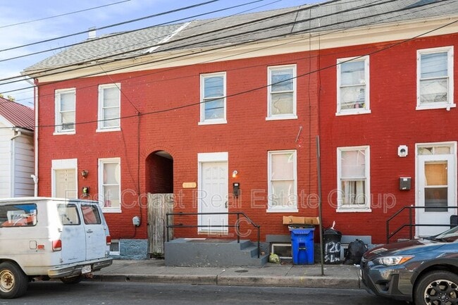 Building Photo - 118 S Locust St