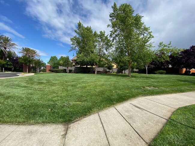 Building Photo - CLEAN AND SPACIOUS 4 BED, 2.5 BATH WITH COVERED BACK PATIO AND LUSH LANDSCAPING IN WESTLAKE COMMU...