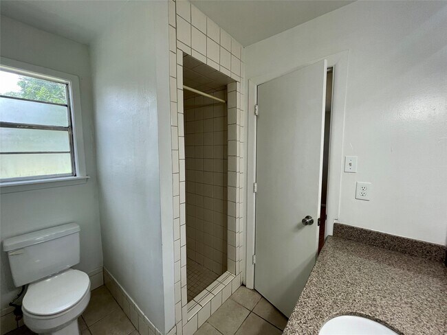 Building Photo - 617 Fostoria Ln