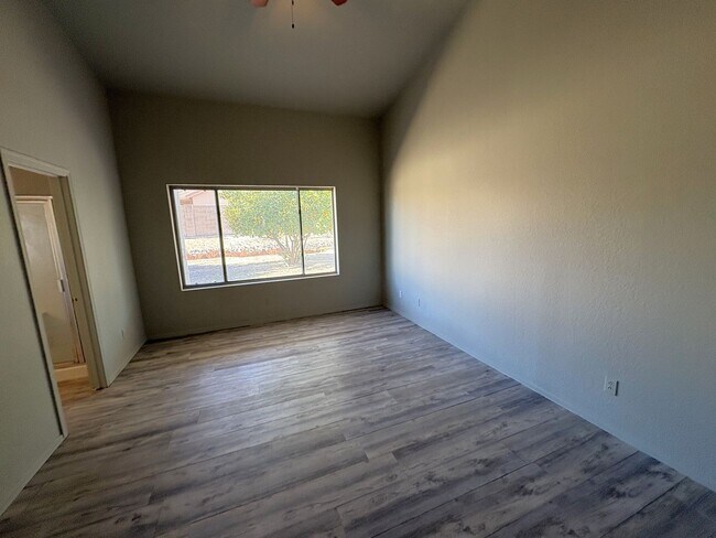 Building Photo - Great eastside location Pet friendly