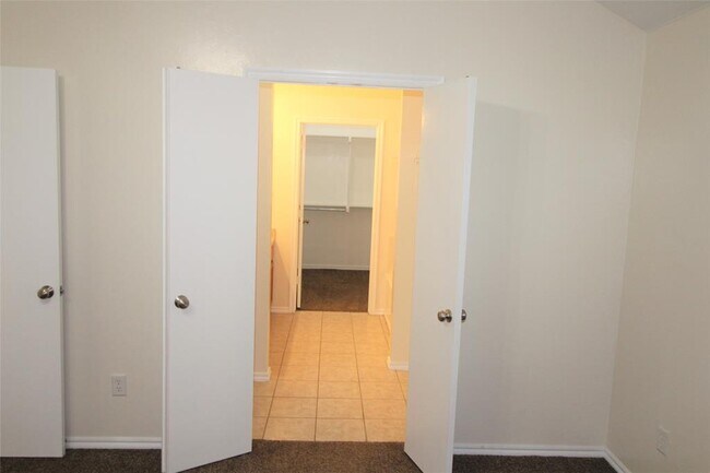 Building Photo - 512 Woodsong Dr
