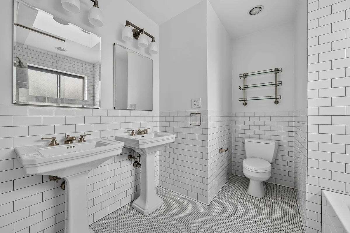 Building Photo - 245 E 44th St