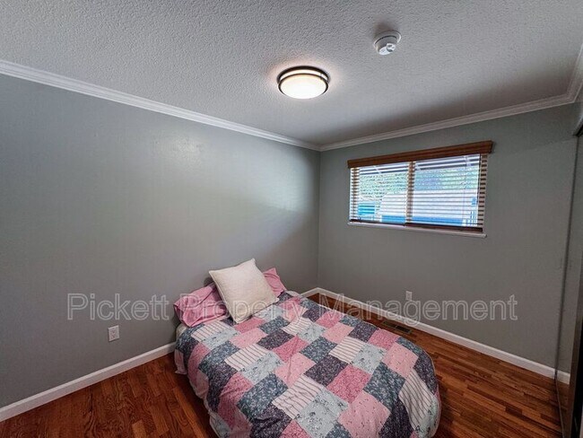 Building Photo - 2270 Madrona Dr SE