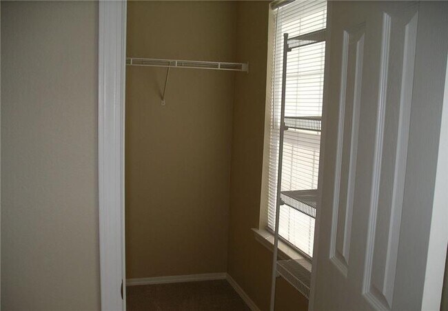 Building Photo - 10 Ashleigh Ln