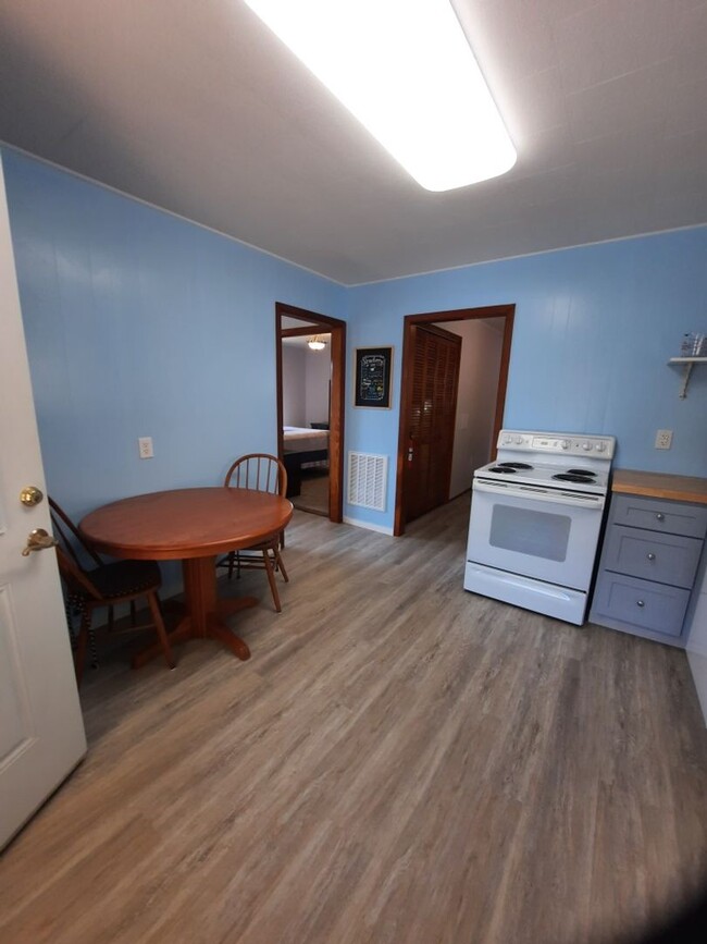 Building Photo - $1,600 - 2 Bedroom, 1 Bathroom Furnished H...