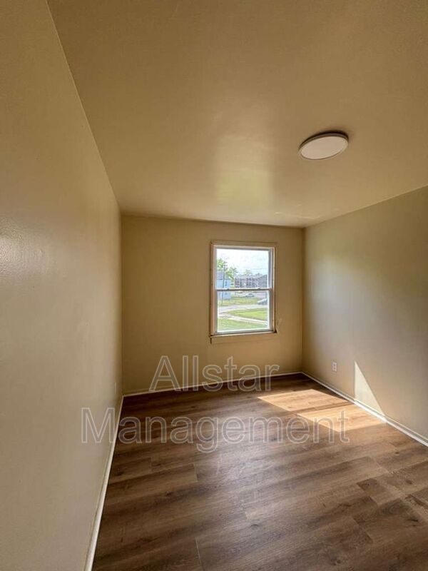 Building Photo - 938 S Central Dr