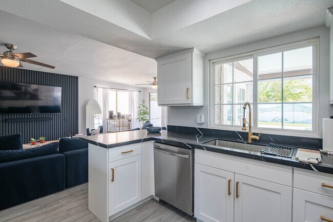 Building Photo - 10615 N 63rd Dr