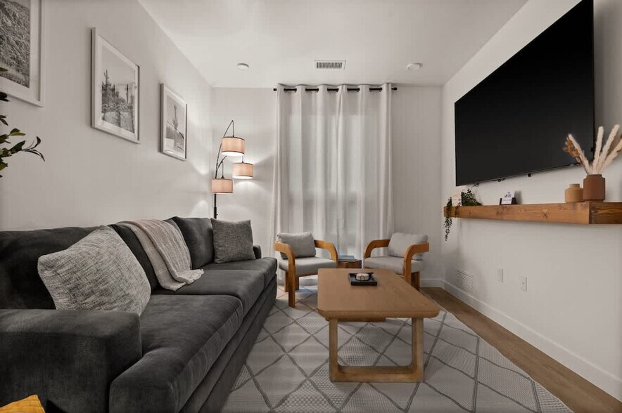 Building Photo - 646 S 400 W
