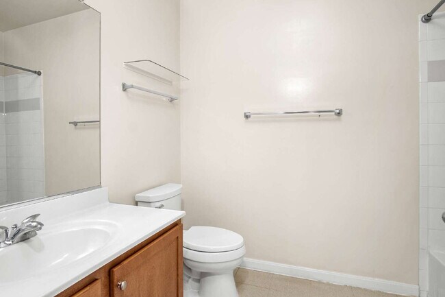 Building Photo - Modern Condo Living with Balcony and Great Location
