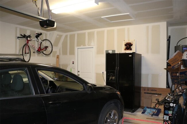 Building Photo - 321 Parrot Tulip View