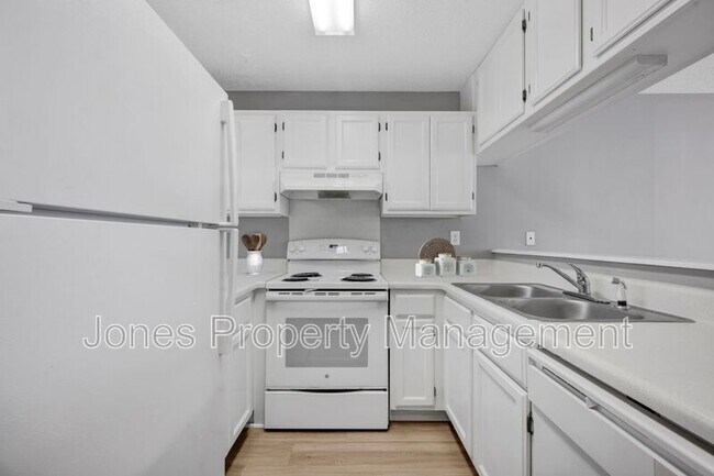 Building Photo - 303 Country Club Dr NE