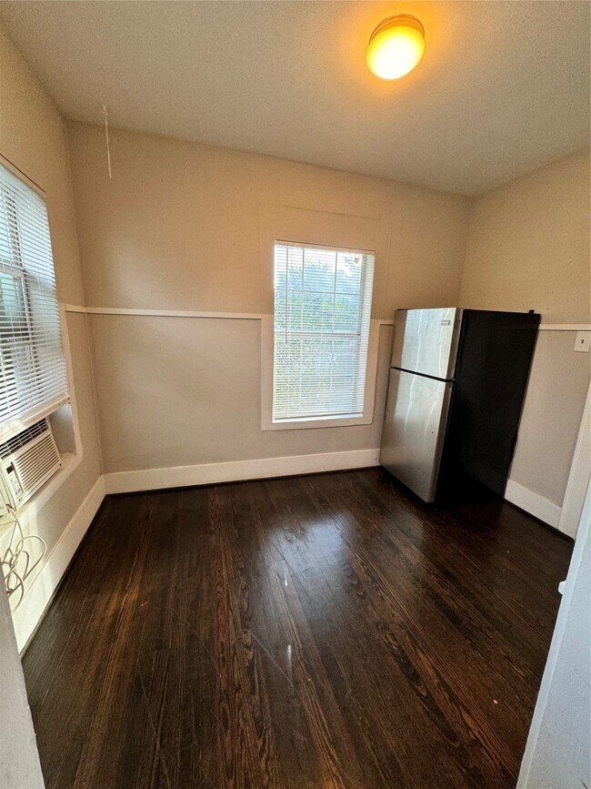 Building Photo - 903 Oakhurst St