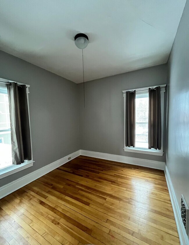 Building Photo - 129 Victoria Pl