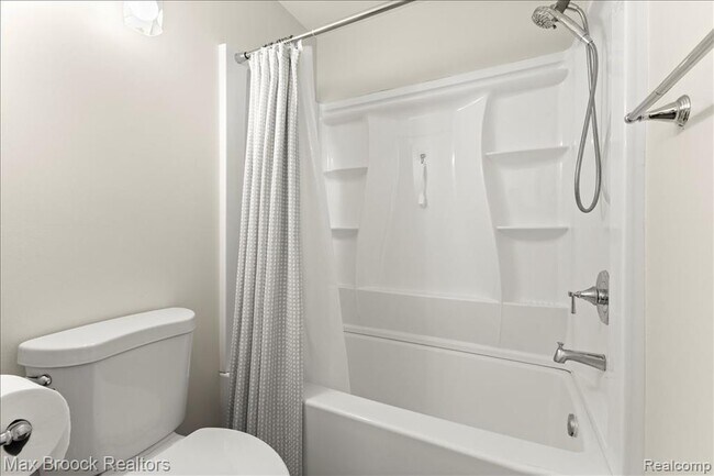 Building Photo - 2425 Torquay Ave