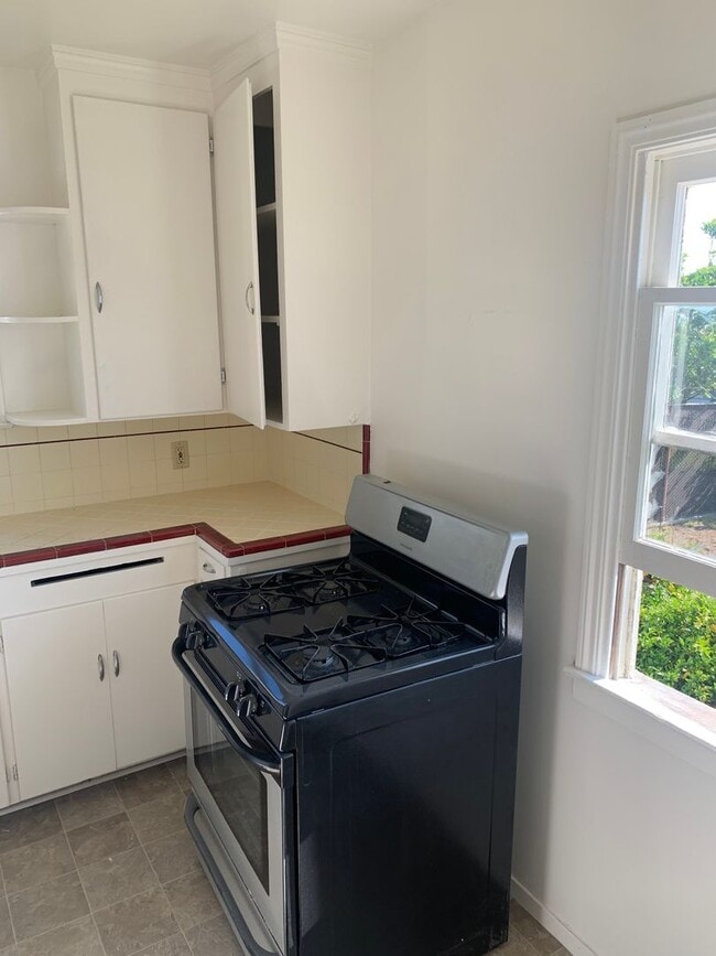 Building Photo - Great 2 bedroom upstairs standalone unit with garage