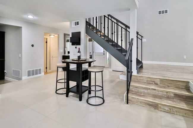 Building Photo - GORGEOUS REMODELED HOME WALKING DISTANCE T...