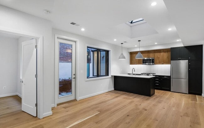 Building Photo - 2248 Ontario Rd NW