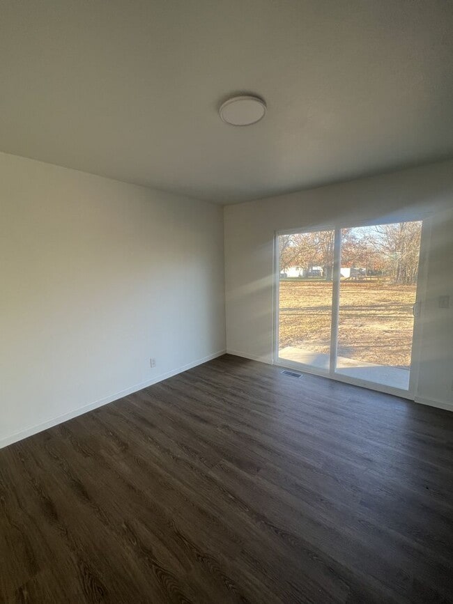 Building Photo - Beautiful newly Renovated 3 Bedroom / 2 bathroom house located in Joplin!