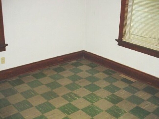 Building Photo - (518) - 819-821 E. Gorham Street