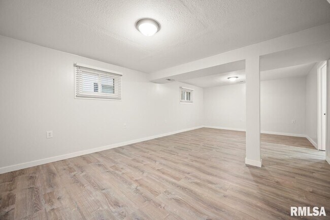 Building Photo - 6822 N Kimberly Dr