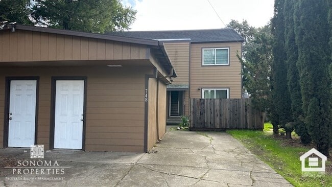 Building Photo - Charming 2BD/1.5BA Duplex