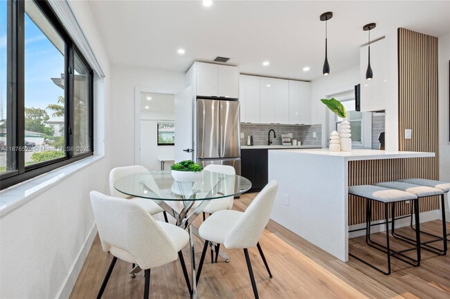 Building Photo - 1201 N 16th Ave