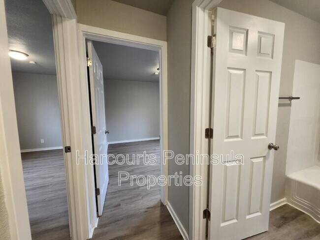 Building Photo - 2831 NE Center St