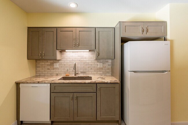 Building Photo - Modern Updated Home in Gated Community of ...