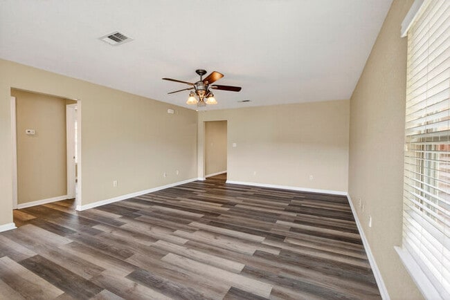 Building Photo - 10261 English Manor Dr