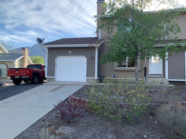 Front of Twinhome - Townhome fully furnished 1-2 Bedrooms Options