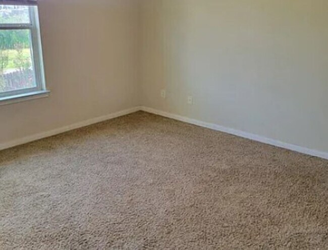 Building Photo - IMMEDIATE MOVE IN! Great 4 Bedroom 4 Bathroom Home